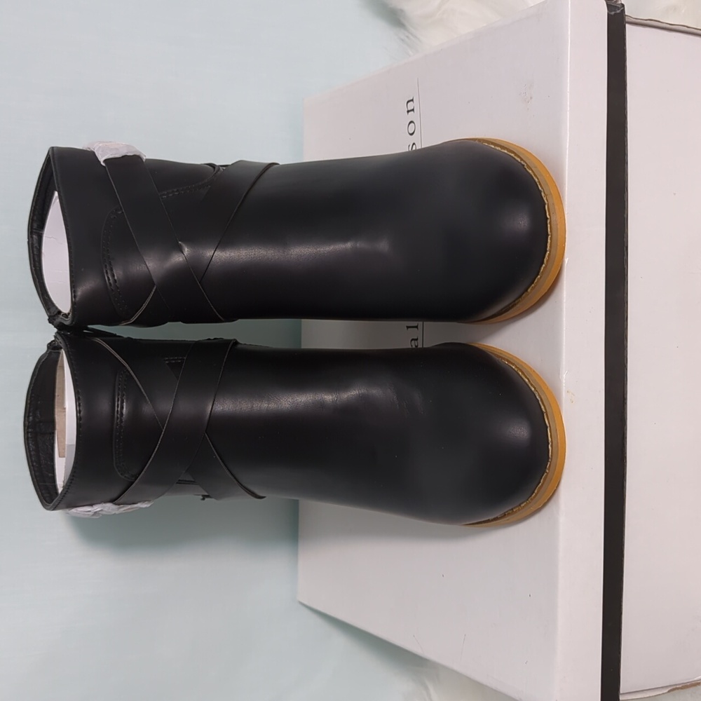 (BNIB) Alexis Harrison Cindy Bootie w/ wood heel